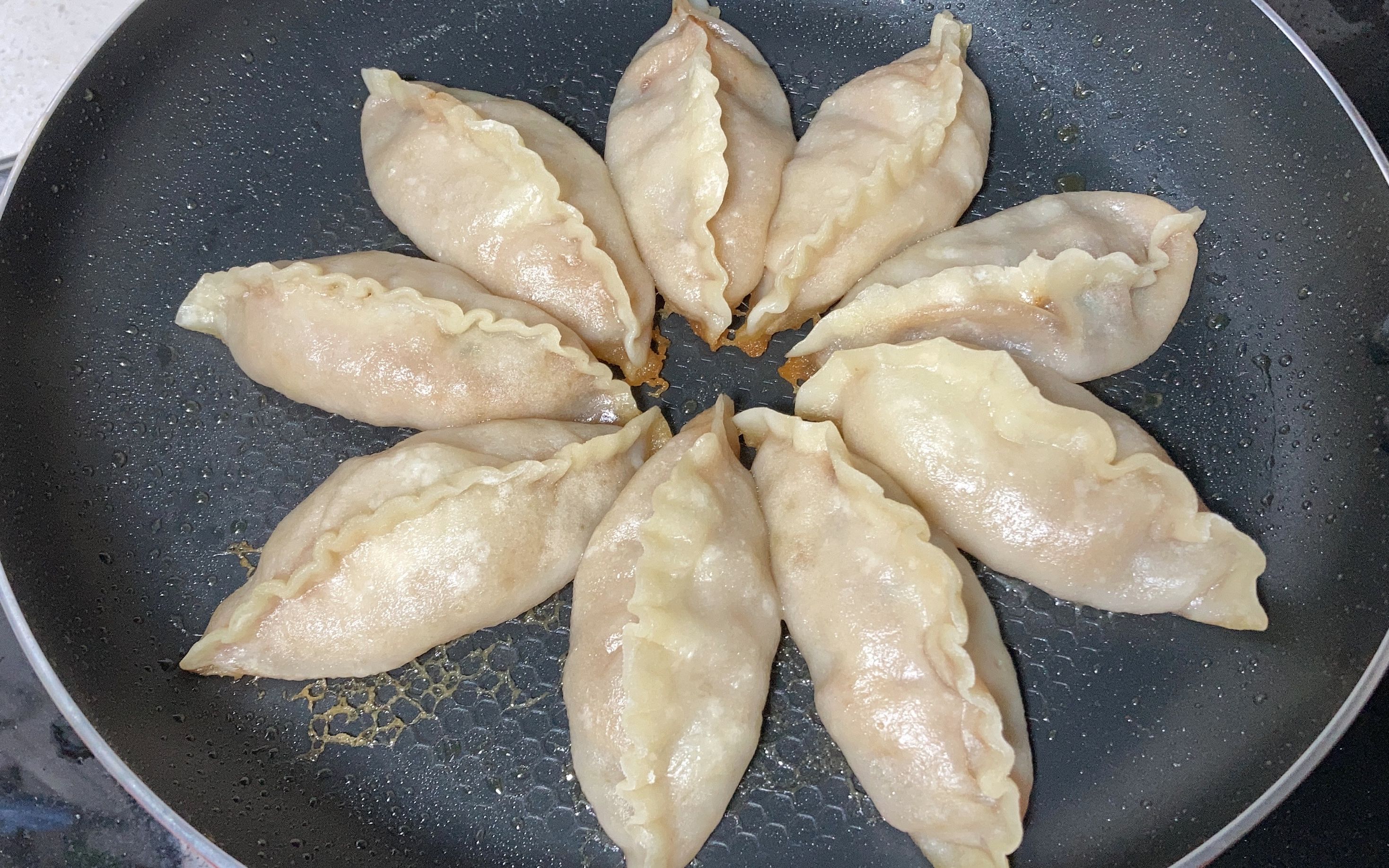 韩式烫面煎饺做法,底部金黄,咬一口真香,做法简单