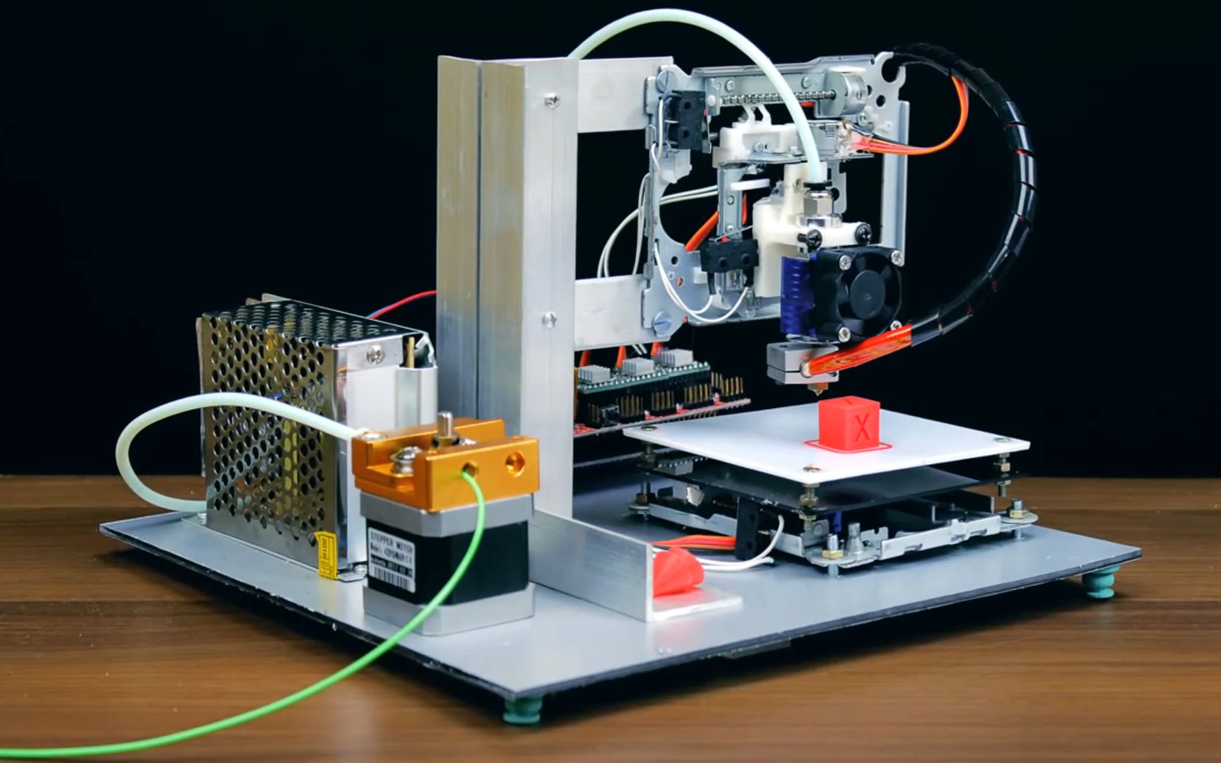 国外小哥徒手做了个迷你的3D打印机,简单粗暴哔哩哔哩bilibili