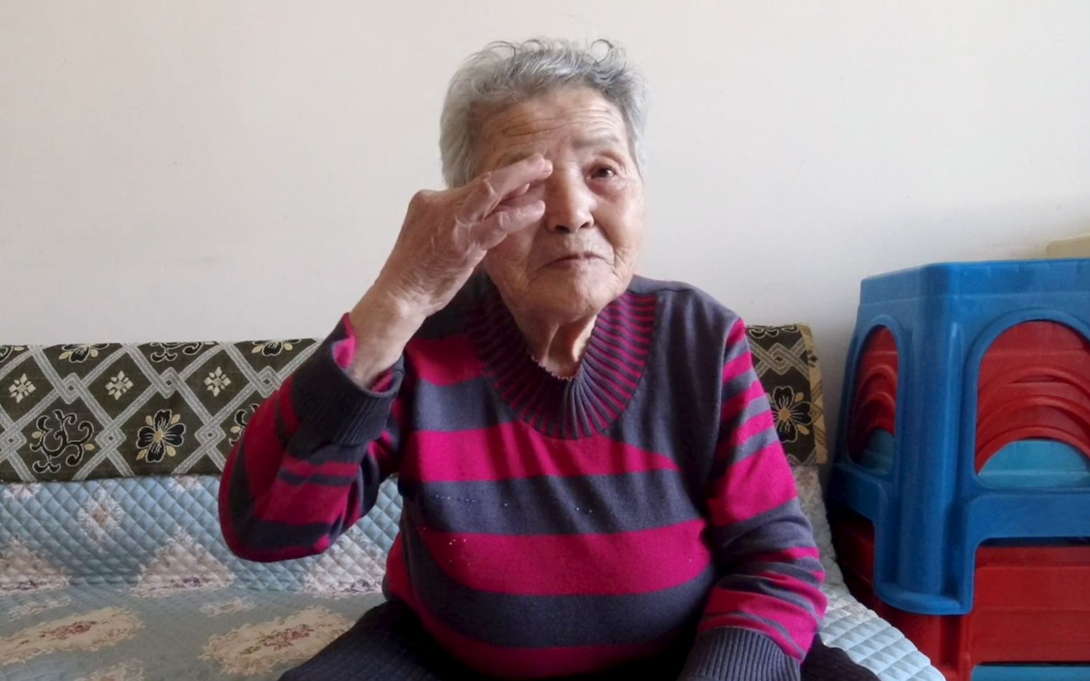 83岁老太太过母亲节,儿女没有一个人来看她,老人说着忍不住流泪