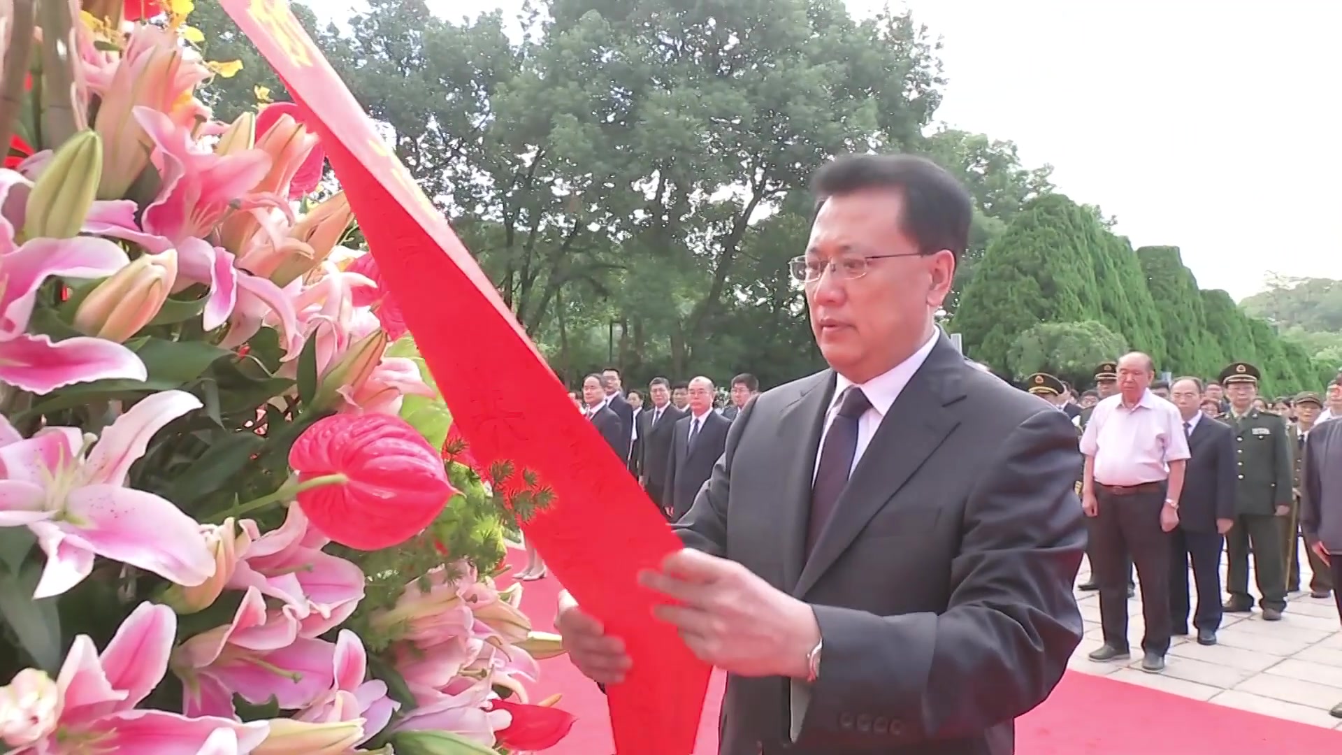 视频丨向英烈致敬!浙江省党政军领导向烈士敬献花篮