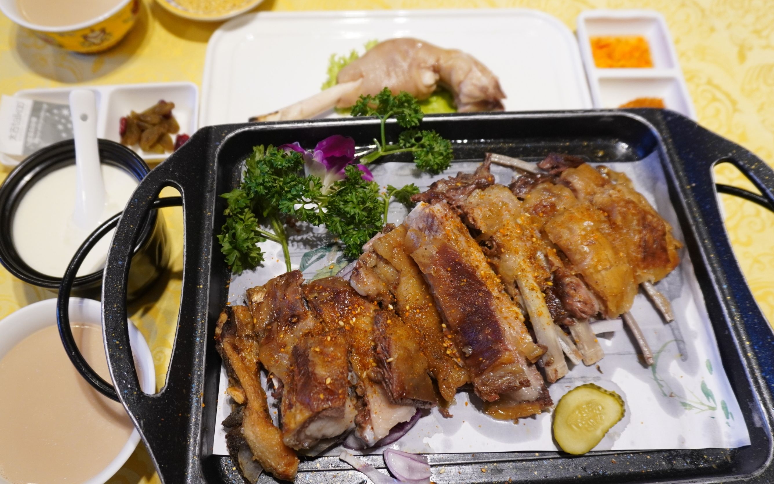 呼和浩特,一家人气很旺的蒙餐,烤羊排,卤羊蹄,蒙古馅饼