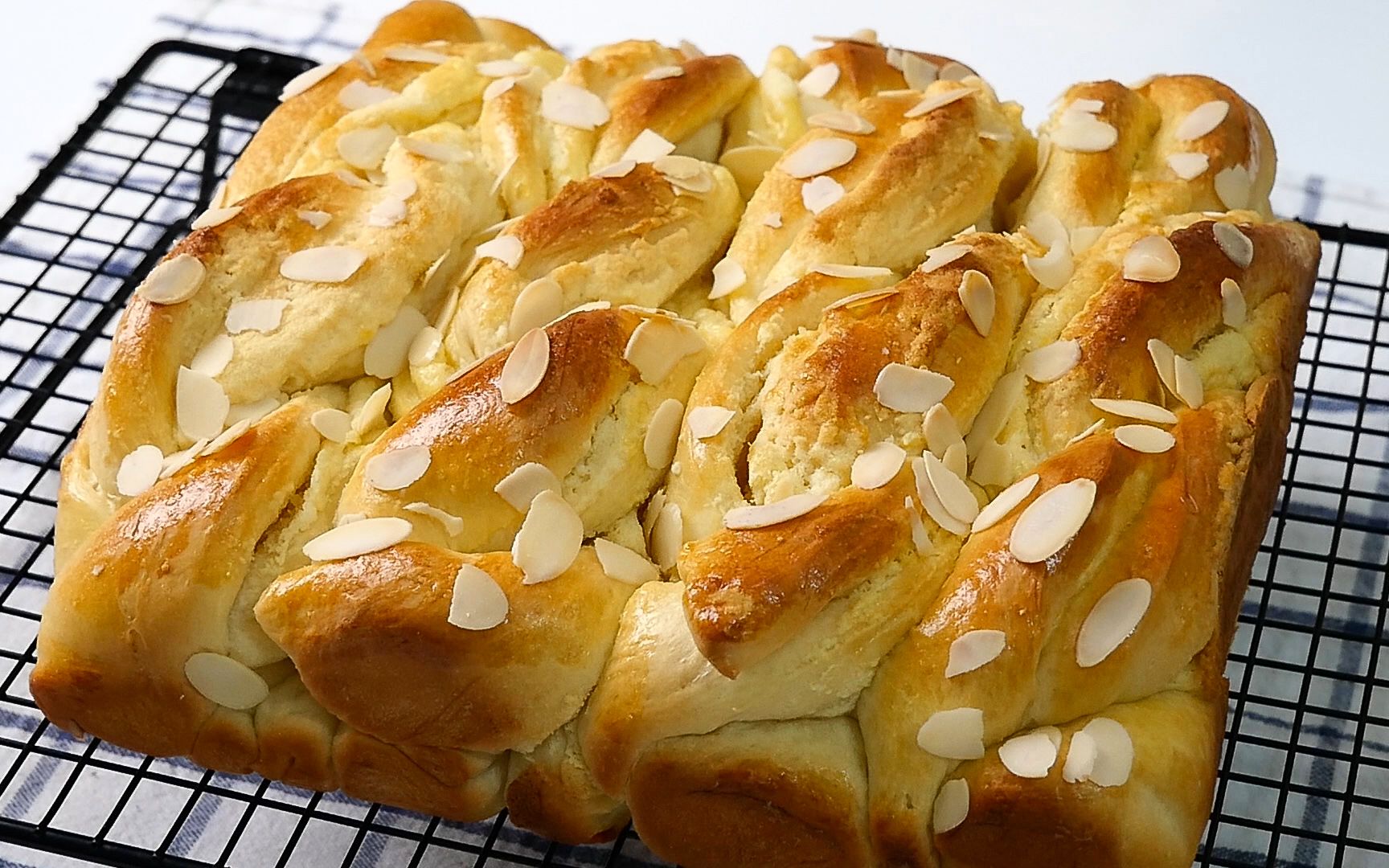 活动  杏仁奶酥面包 配上美味的奶酥馅 每一口都是浓郁的奶香