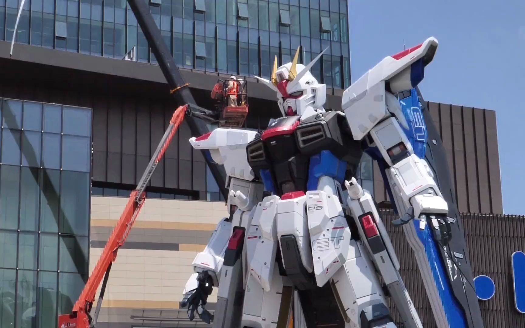 啦啦宝都上海金桥高18.03米的实物大自由高达立像的主体宣告完工!