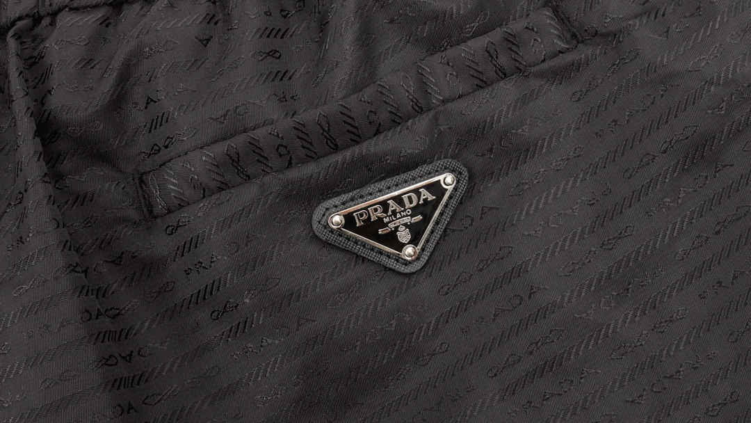 了解一下顶级原单prada普拉达 尼龙梭织暗纹印花长裤透气舒适度高