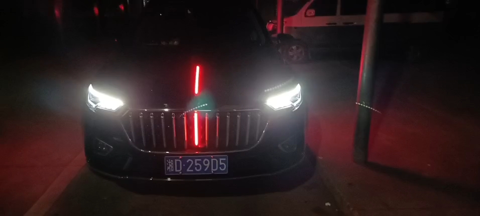 o红旗hs5夜间行车灯随拍