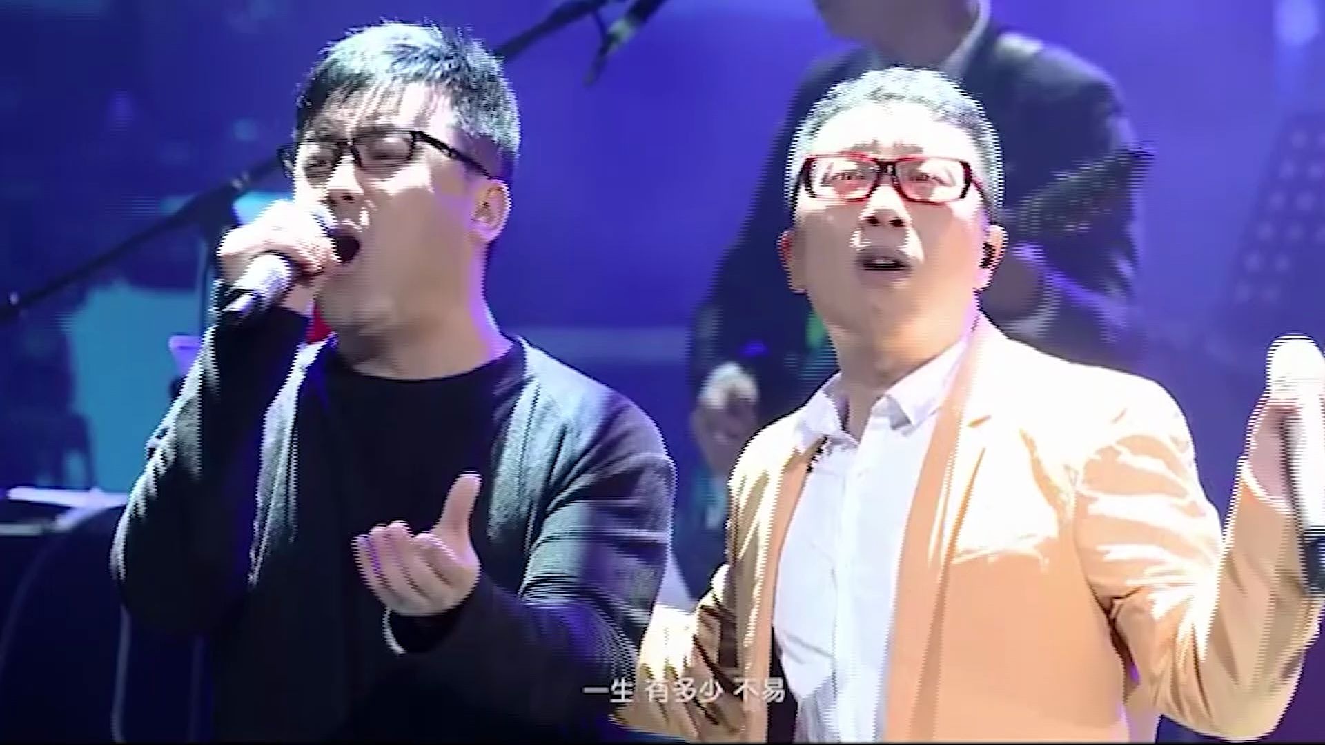 庞龙现场一首《唯有兄弟》唱出兄弟情深,很有感觉!_1