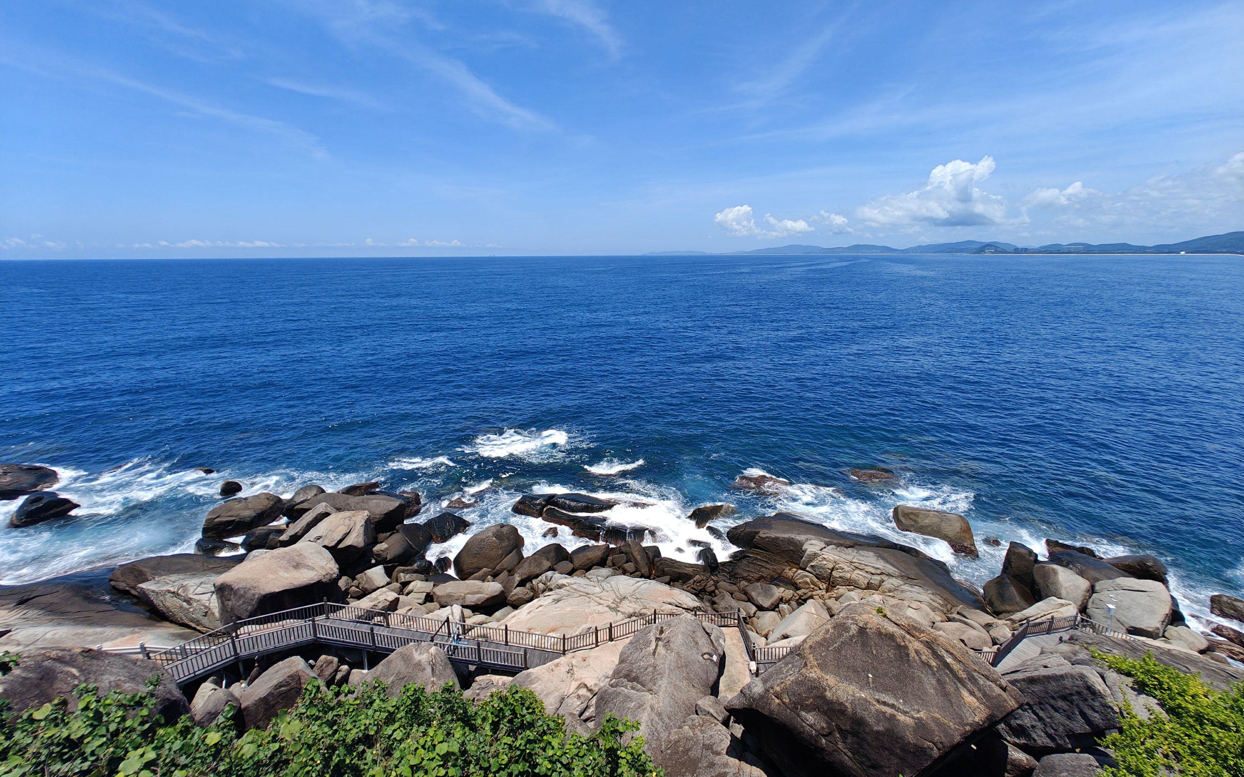 7月29日,到了海南陵水的分界洲岛,在碧水蓝天的海岛上漫走一下.