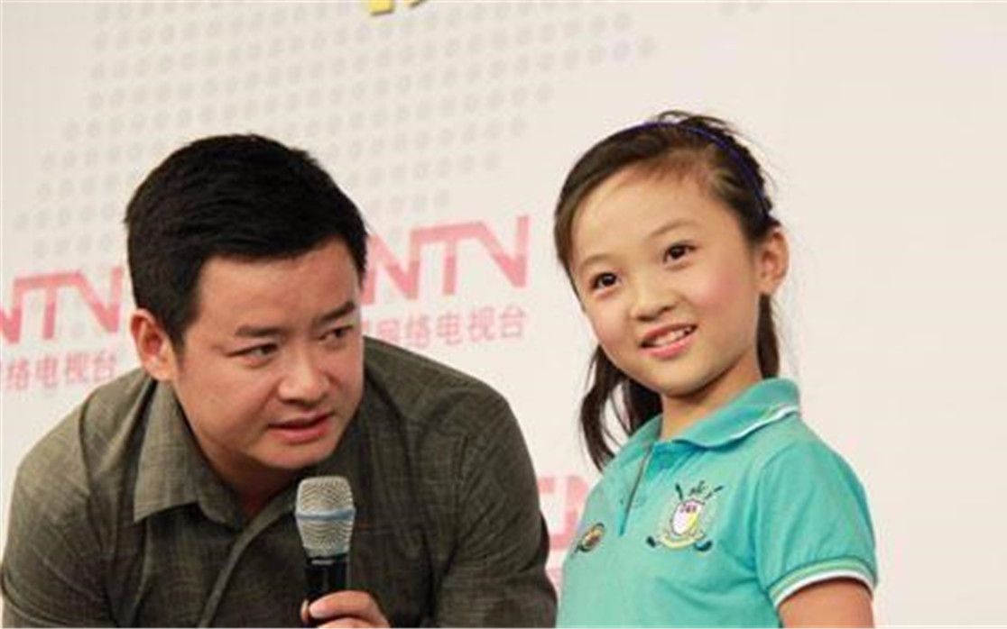 41岁央视主持人李佳明,与妻子18岁相恋,如今女儿已13岁了