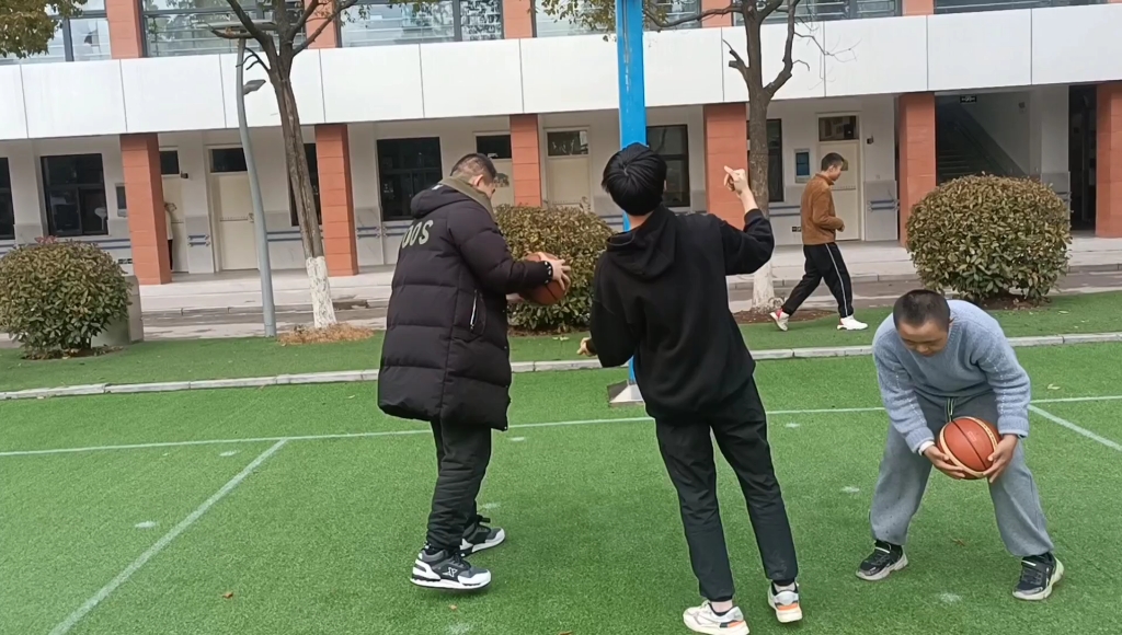 陈文杰陈湘姜博韬nba篮球兄弟——今天中午在学校,我和我的朋友陈湘和