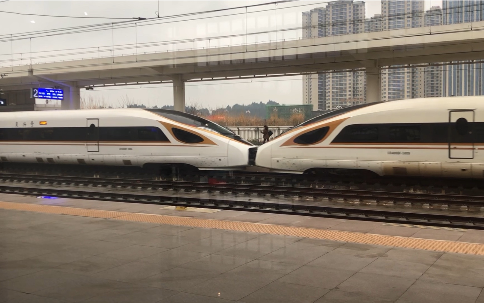 g3294泸州-上海虹桥(cr400bf-5009-5004)简阳南站的进站与发车8:28-32