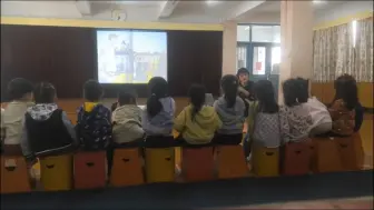 Descargar video: 幼儿园优质公开课中班语言领域《城里最漂亮的巨人》教学视频 #幼儿园优质公开课   #幼儿园   #幼儿园中班公开课