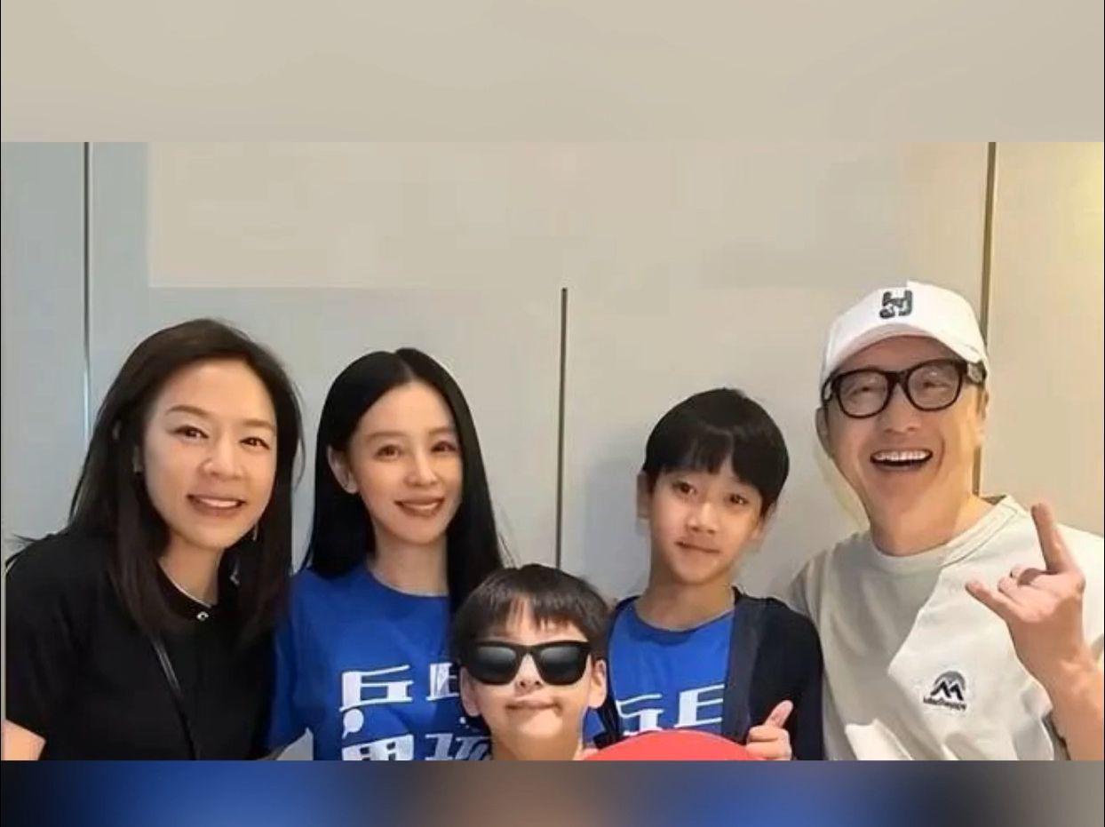庾澄庆罕见晒出与老婆张嘉欣合照,引发网友热议.