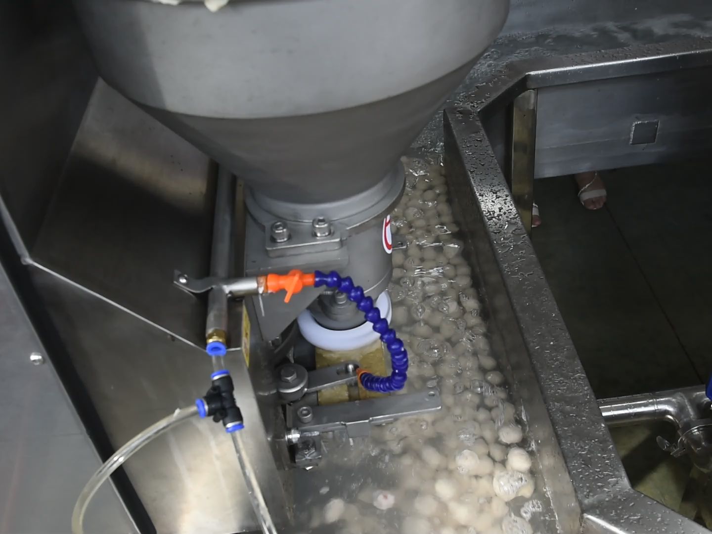 大型丸子生产线全自动肉丸加工流水线鱼丸肉丸水煮线