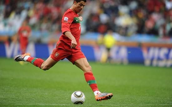 c罗那些与进球擦肩而过的射门.