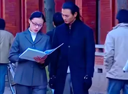 Descargar video: 他的魔力并不在于他那张看了会令人痴醉的脸，还有他的身材以及他整个人散发出来的迷人气质！