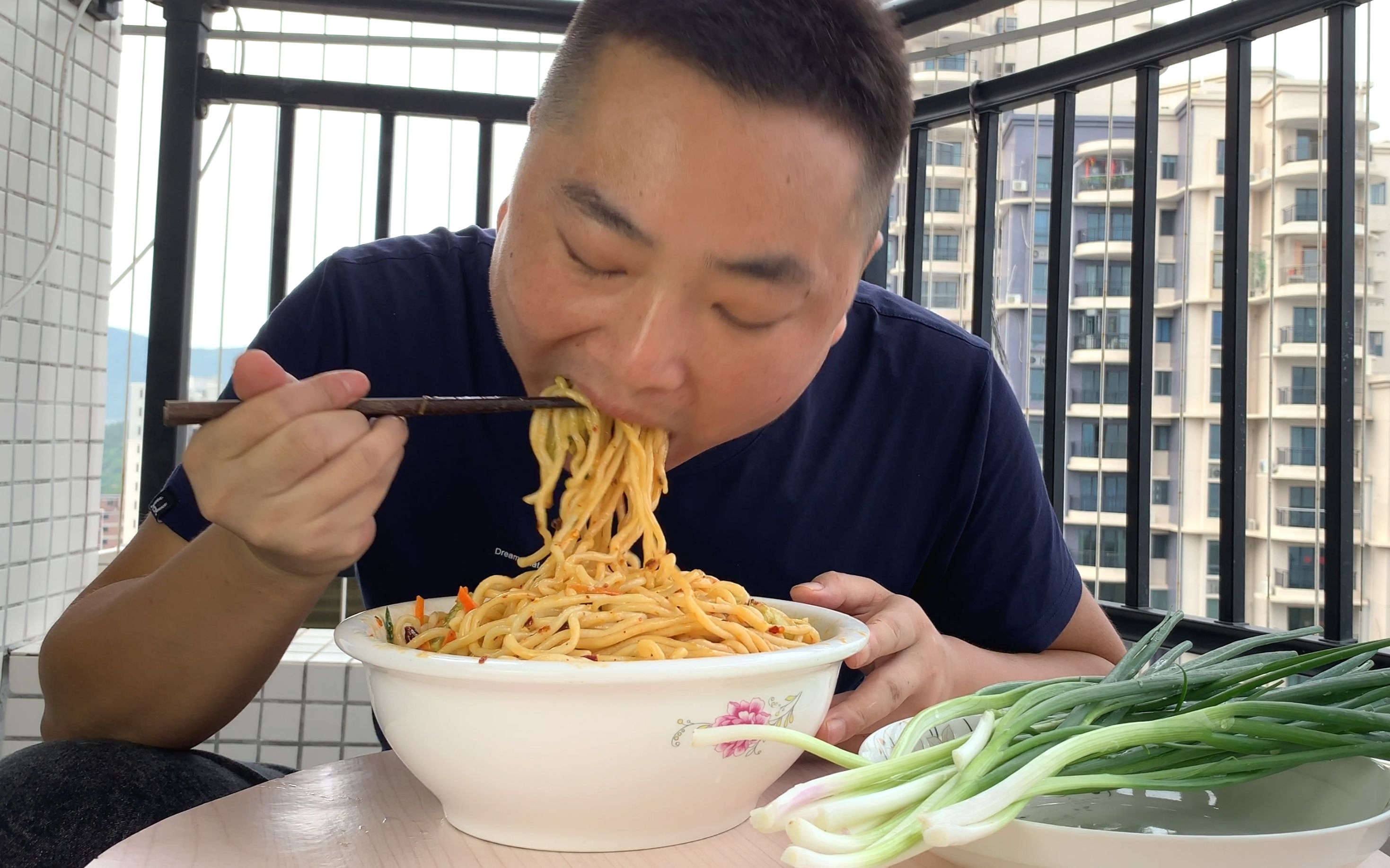 小伙在家做黄磊老师同款雪碧拌面味道奇特小葱配面吃一盆