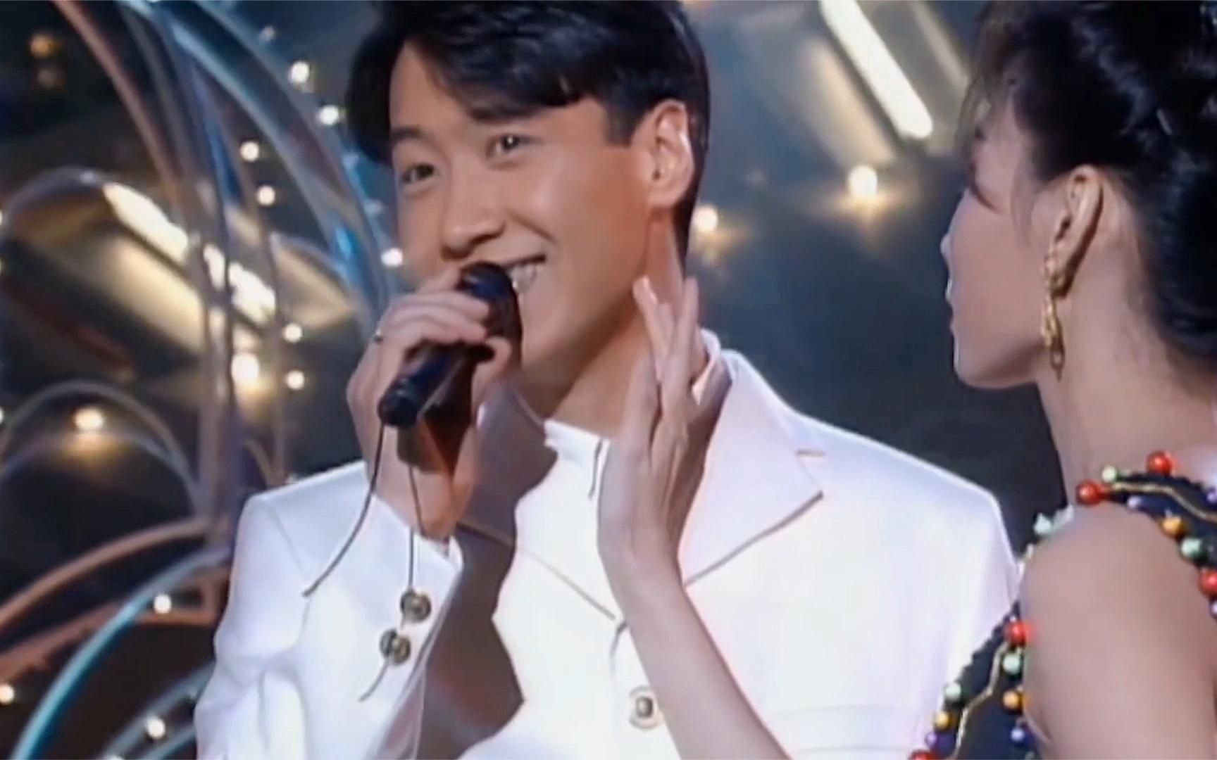 黎明演唱邝美云代表作,原唱绕身性感伴舞,惹得黎明笑场忘词!