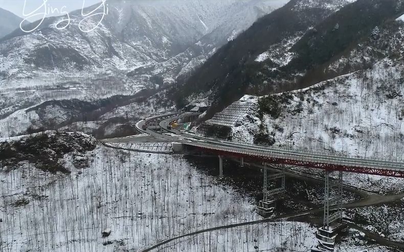 《冒雪精灵》:中国最美高速  雅西高速双螺旋隧洞钢架桥雪景 伟大的工程!哔哩哔哩bilibili