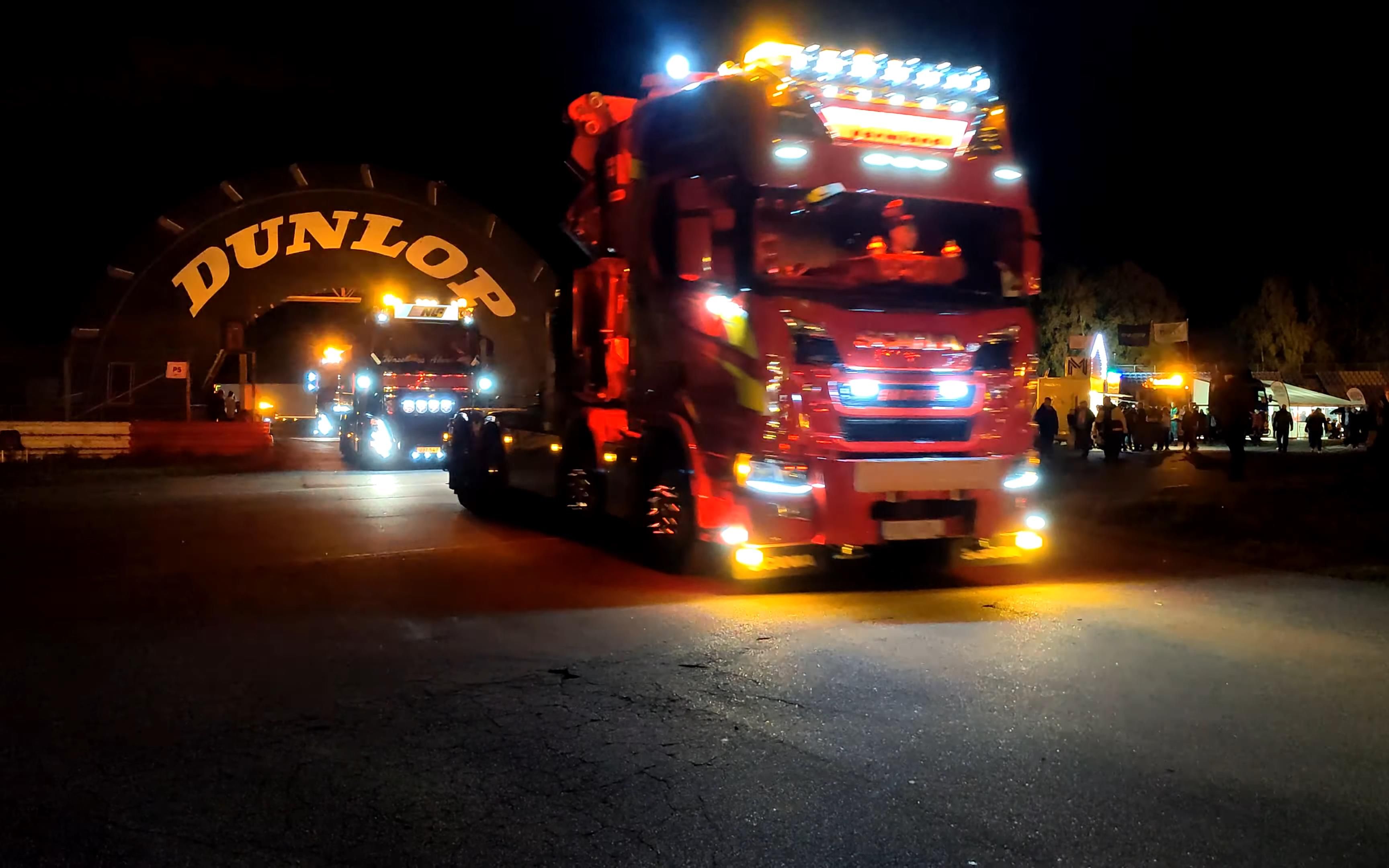 【4k uhd】2021年瑞典曼托普公园卡车节的夜间灯光秀 瑞典卡车的集会