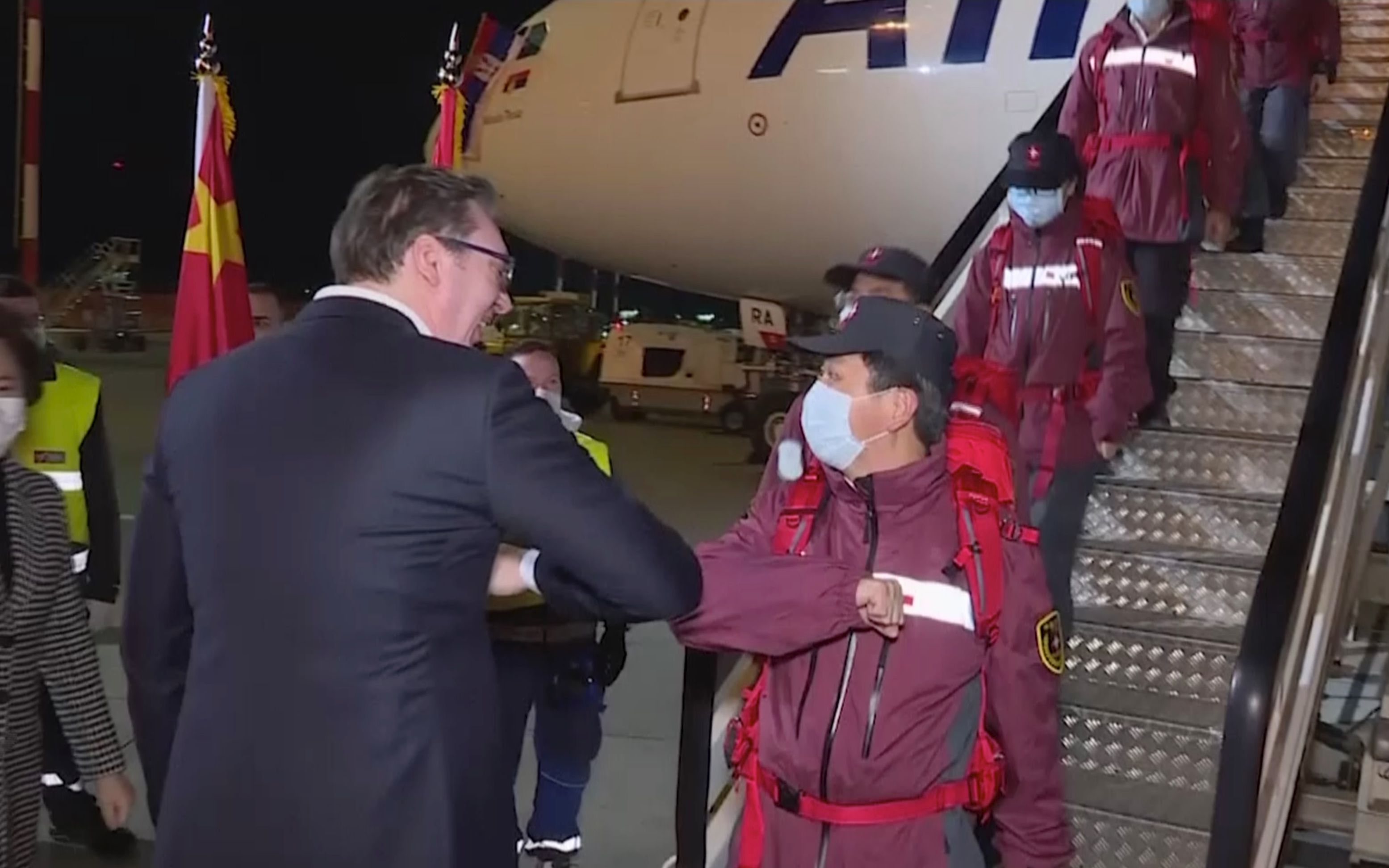 中国专家医疗队抵达塞尔维亚 总统武契奇亲吻五星红旗