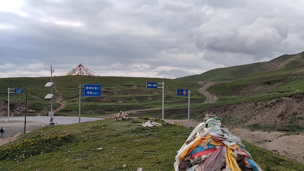 从甘肃张掖到青海门源,翻越俄博岭垭口,海拔3680米