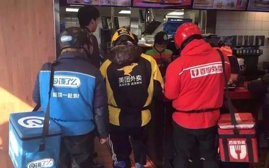某团外卖小哥去商家取餐时遇到这种情况:"有时候真不是我们送餐慢啊!