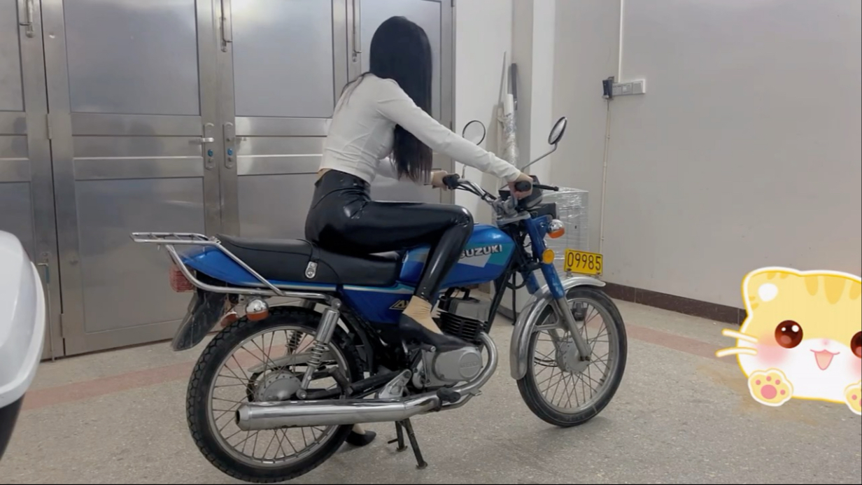 用脚踩发启动铃木摩托车,太难启动了