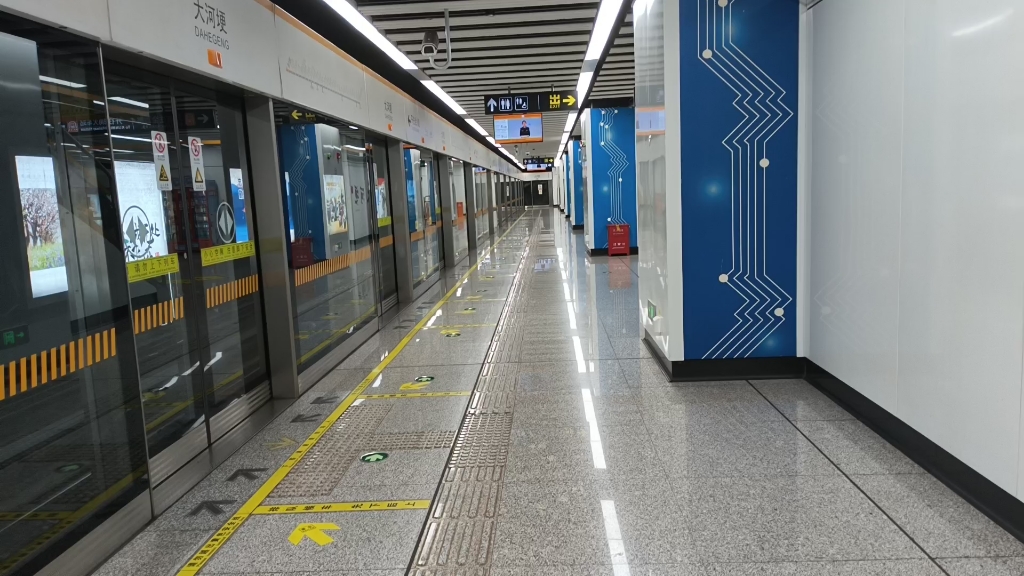"支教"昆明地铁4号线进站