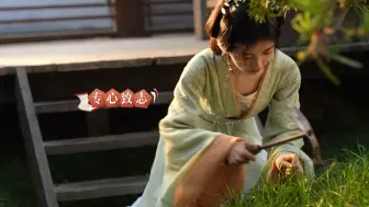 Download Video: 【鞠婧祎】杨采薇现场化身“特务”扛着锄头要去挖什么？接到玉佩的潘樾 迫不及待将其收起来，内心OS：采薇送的玉佩可要好好珍藏~