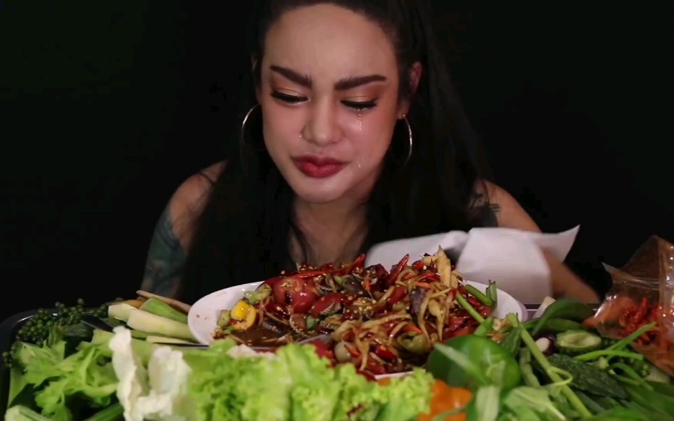 2倍速泰国辣椒姐 把自己辣哭了还在吃 痛苦面具太痛苦了