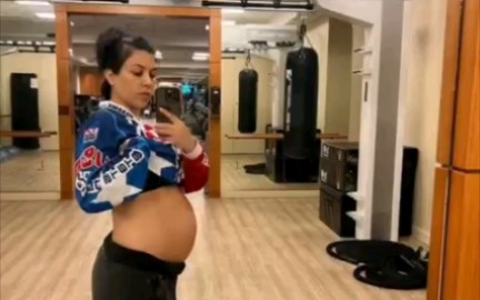 Kourtney 晒她的孕肚Kourtney Kardashian shows off growing baby bump哔哩哔哩bilibili