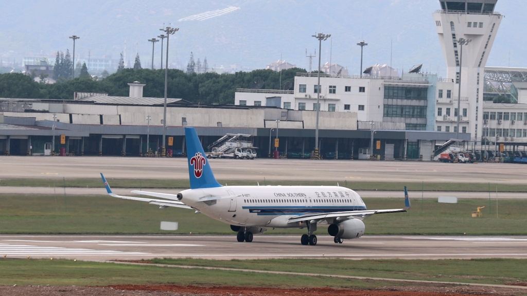 南方航空a320滑行起飞