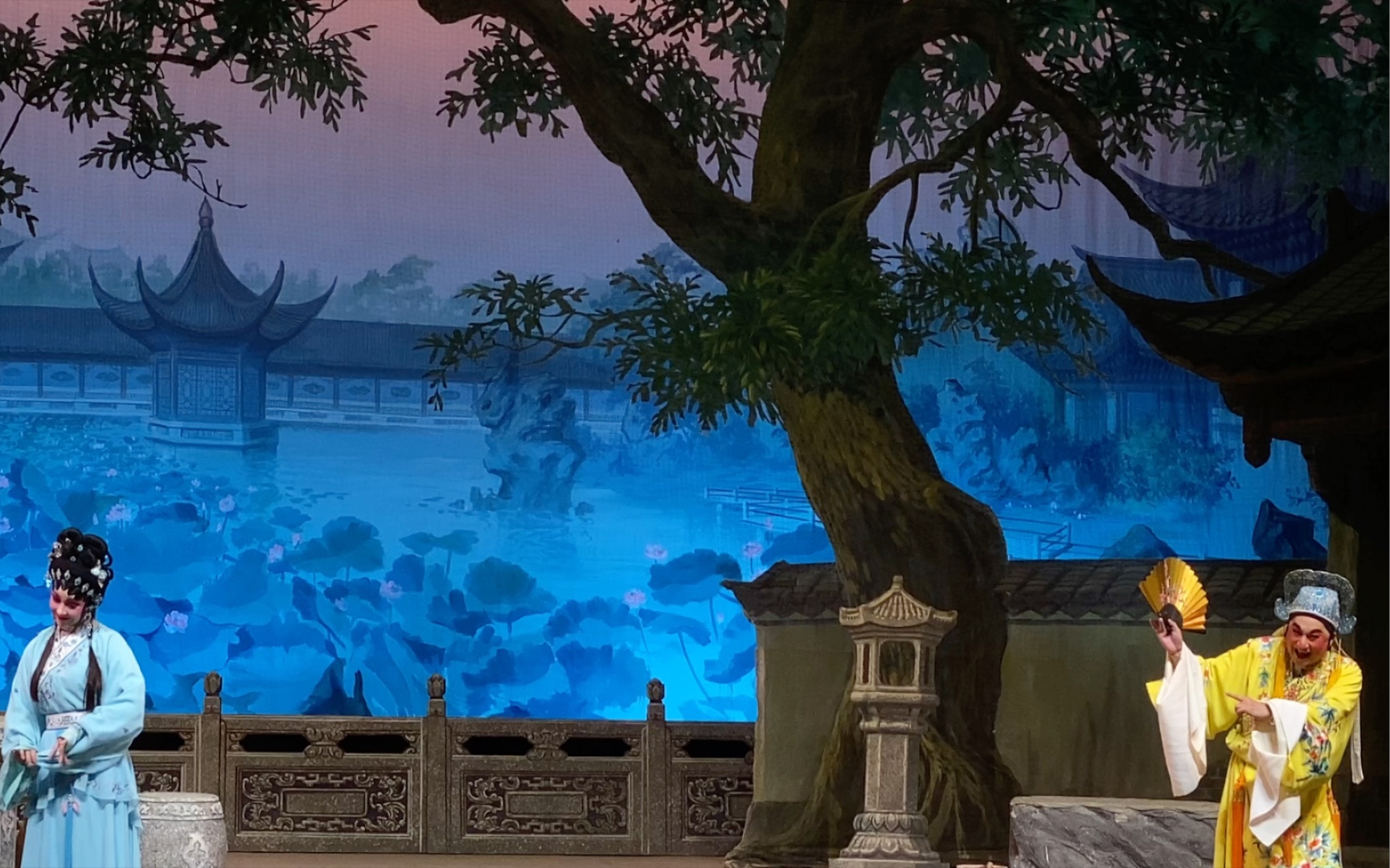 粤剧版的窦娥冤,叫做六月雪,其中有窦娥的丈夫出现,窦娥父亲没出现