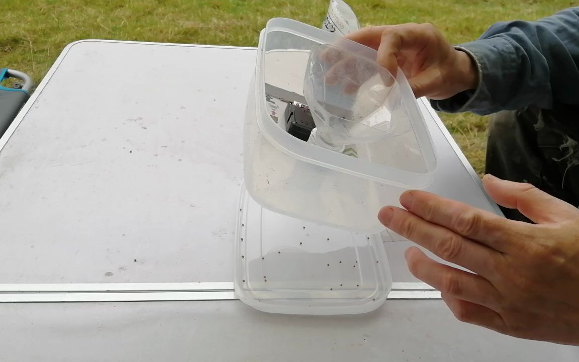 2#054用几块钱一个的闹钟自制金鱼喂食器,简单实用又省钱.