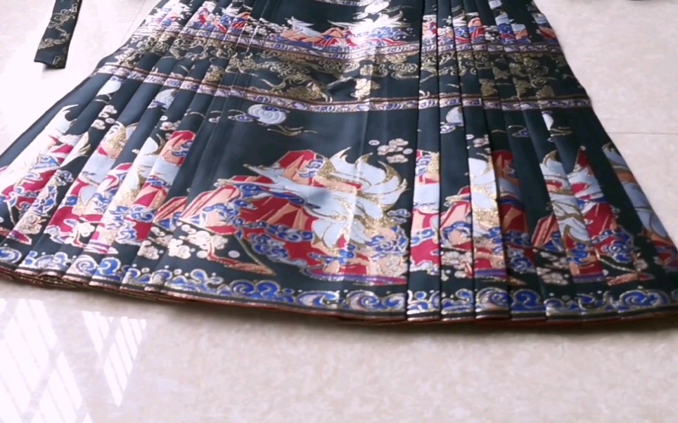 汉服开箱〕·远山黛九尾狐小狐狸百褶马面裙·黑金色_哔哩哔哩 (゜