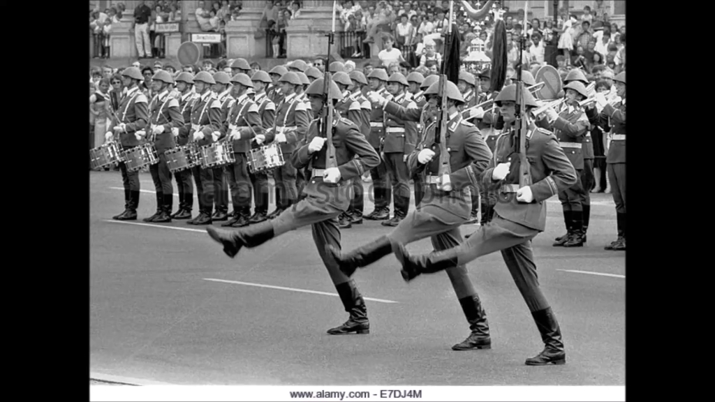 一小时的东德国家人民军检阅进行曲