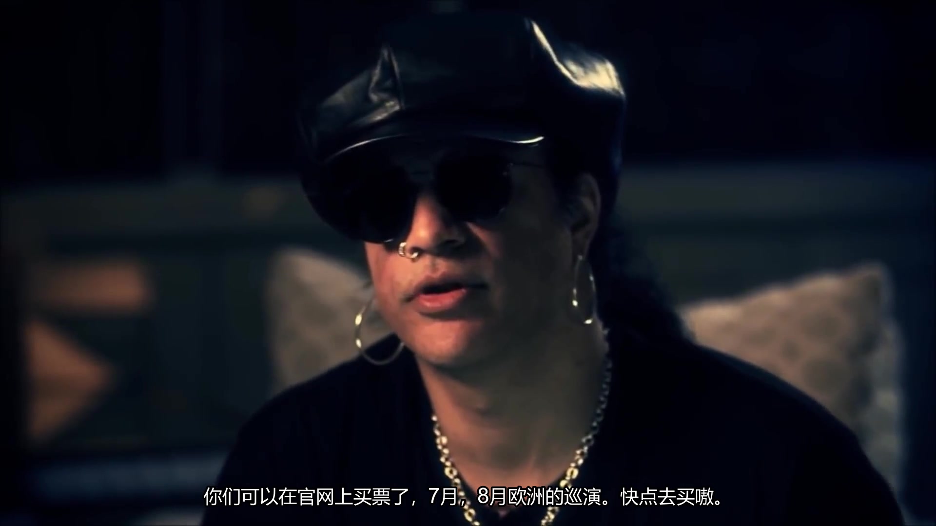 slash观看axl和他新组的枪花的视频.(中文字幕)