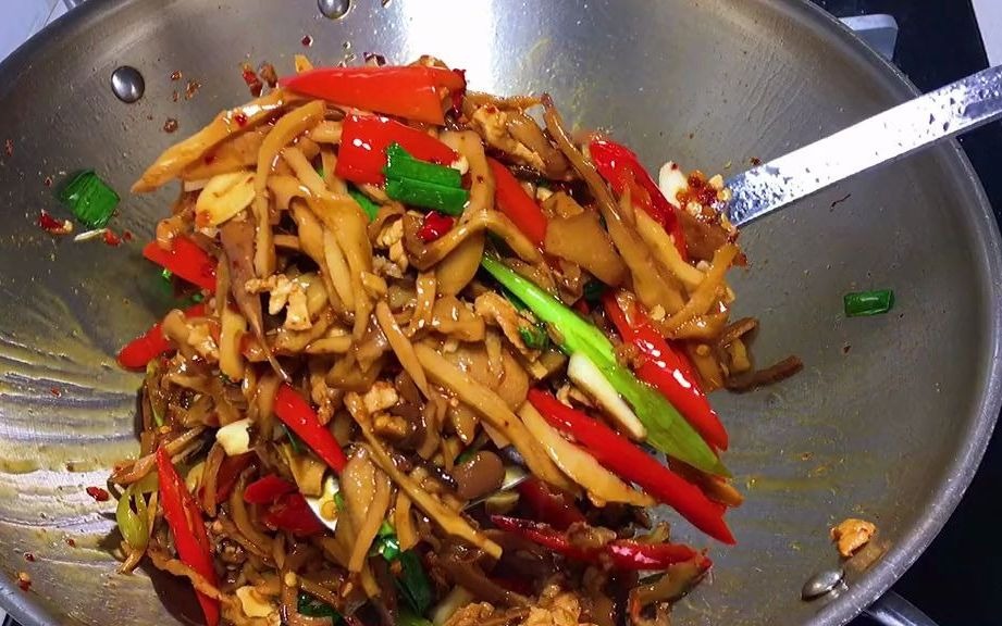 今天烟笋加了辣椒粉真的是点睛之笔,非常好吃,烟笋记得冲洗几遍哦