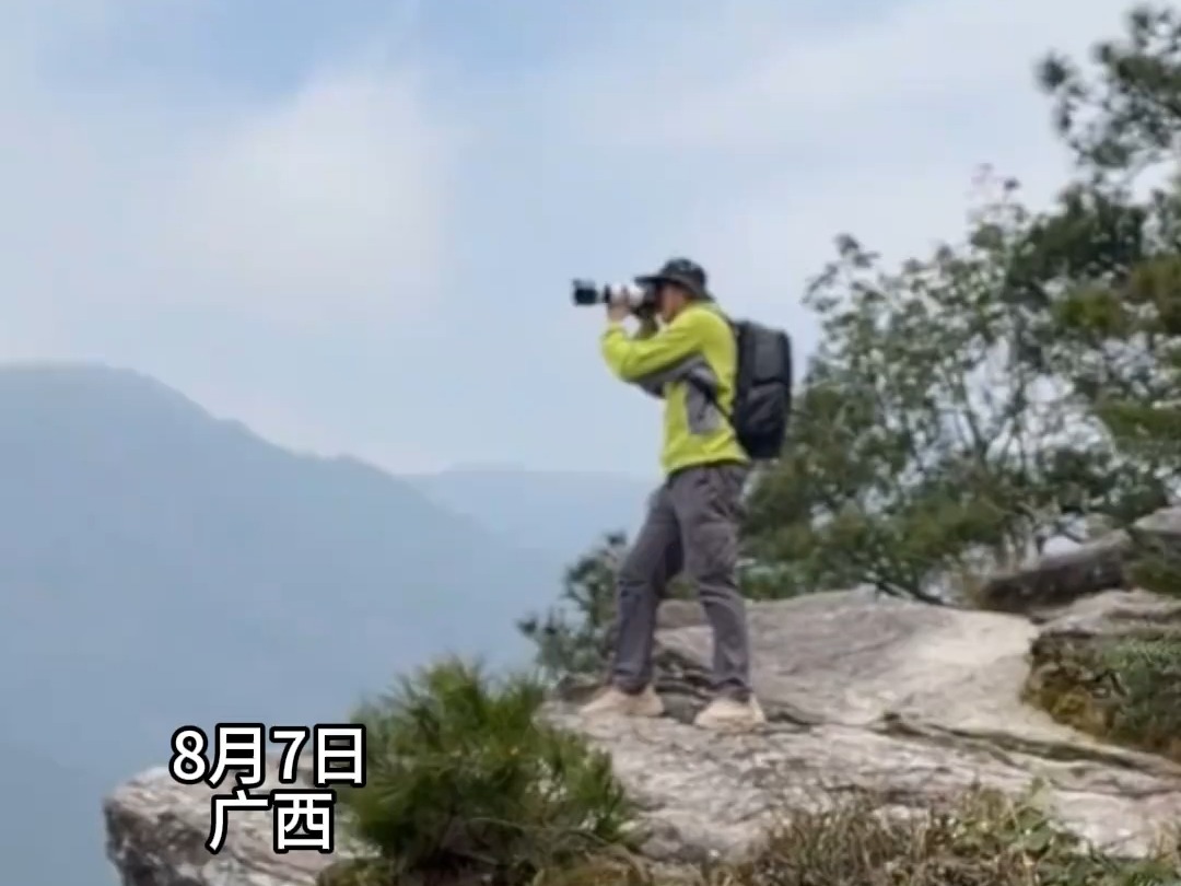 大哥在山崖边拍风景,被朋友喊摆Pose.一个大鹏展翅,相机直奔山下哔哩哔哩bilibili