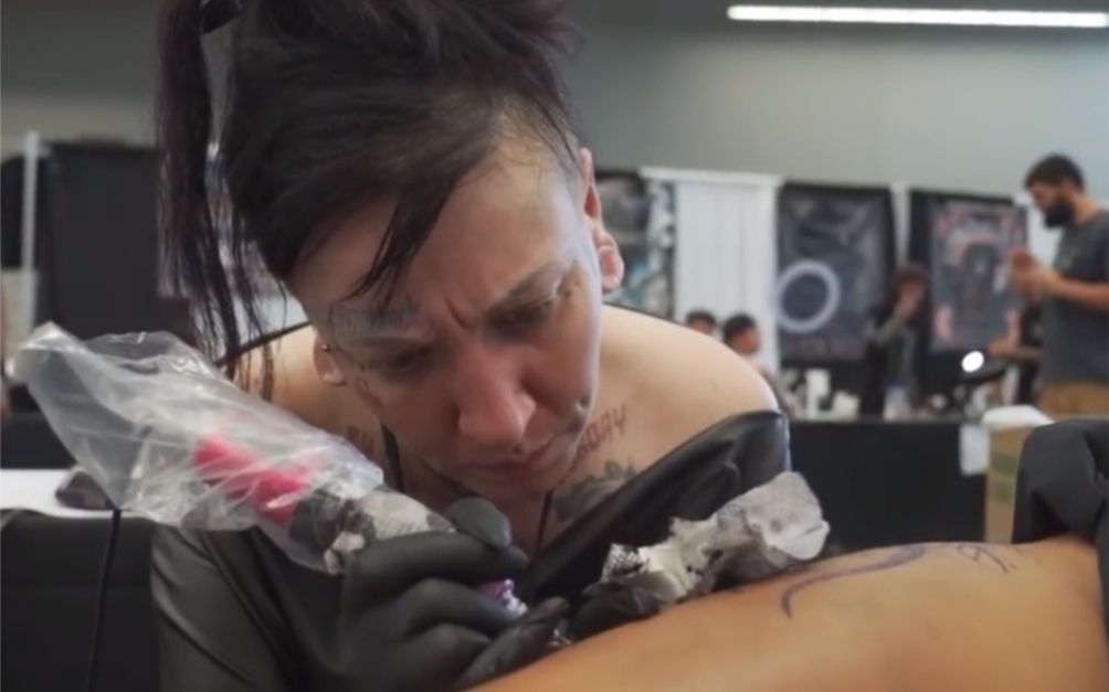 国外著名纹身师:超凶女师傅技术超强#纹身师日常##刺青##纹身##刺青
