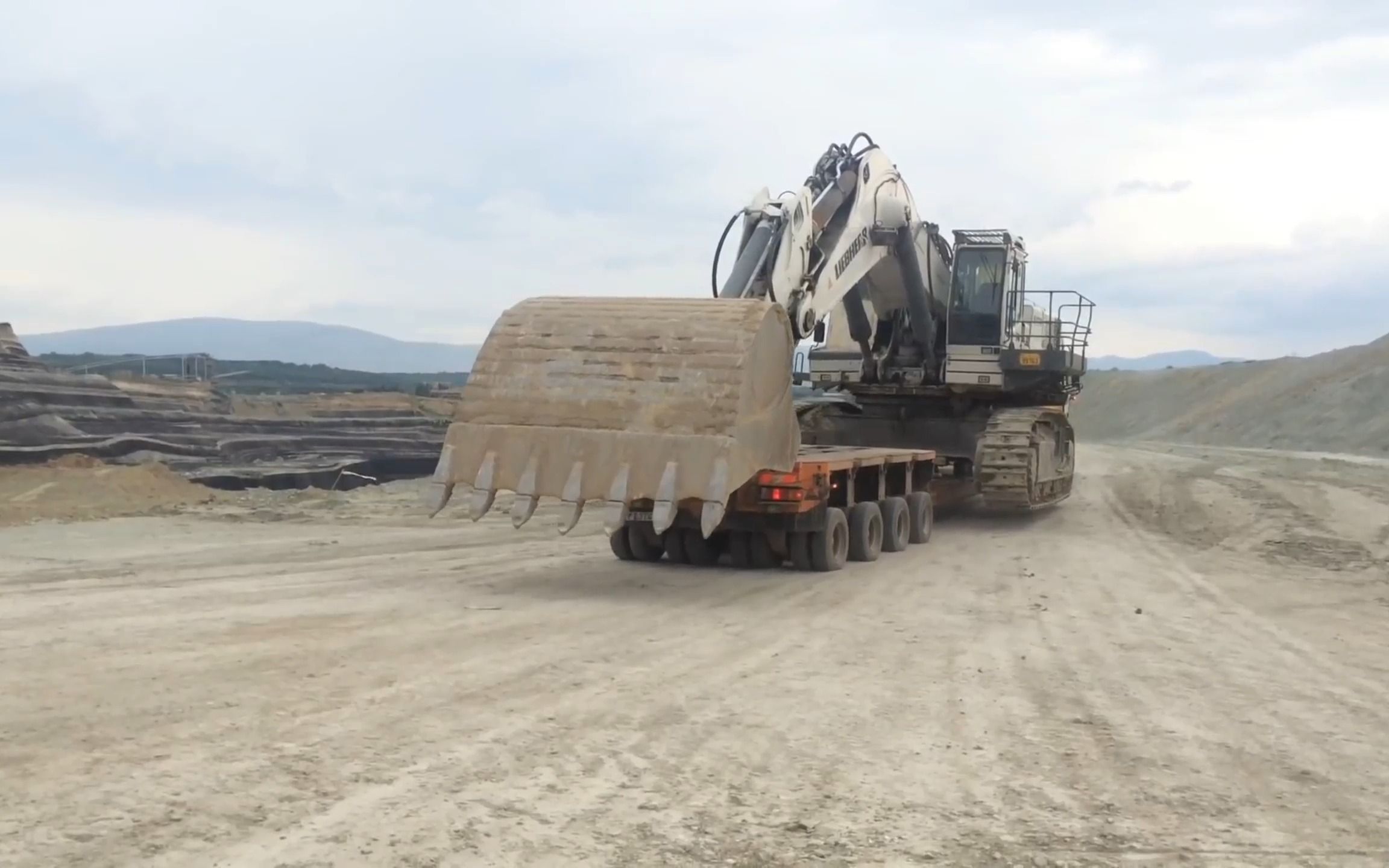 利勃海尔984履带挖掘机运输