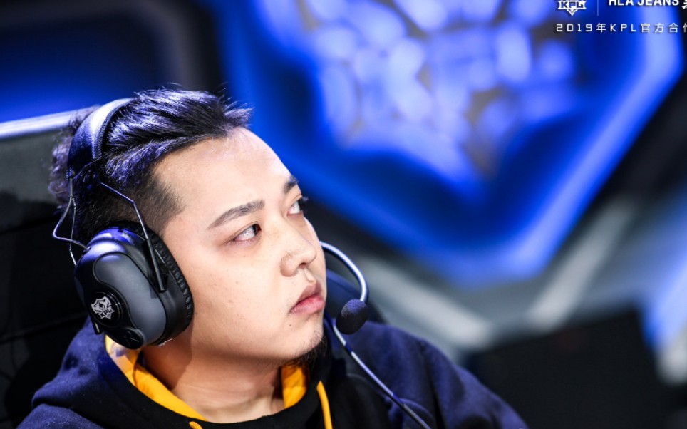 【成都ag超玩会六点六】这就是被电竞耽误的情歌王子六哥吗,爱了爱了!