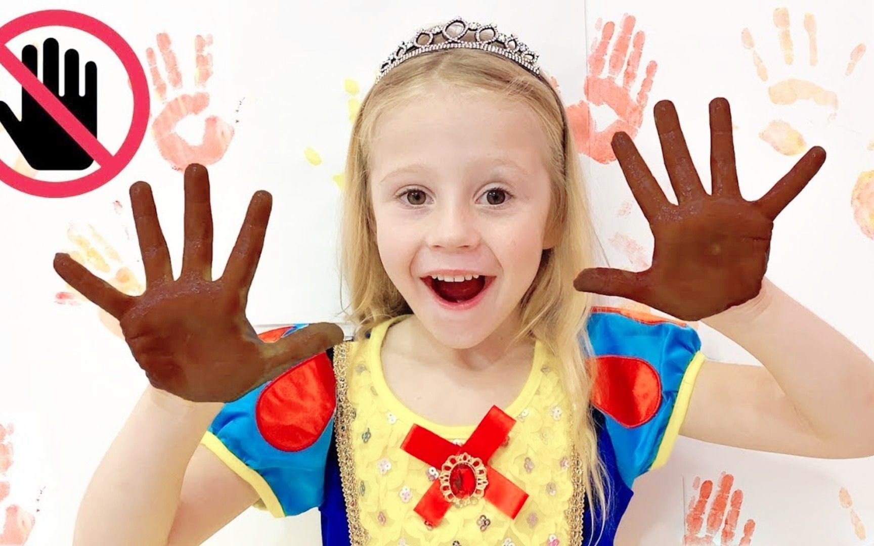 搞笑萌娃:调皮鬼娜斯佳用手沾颜料作画,搞得满手脏兮兮的