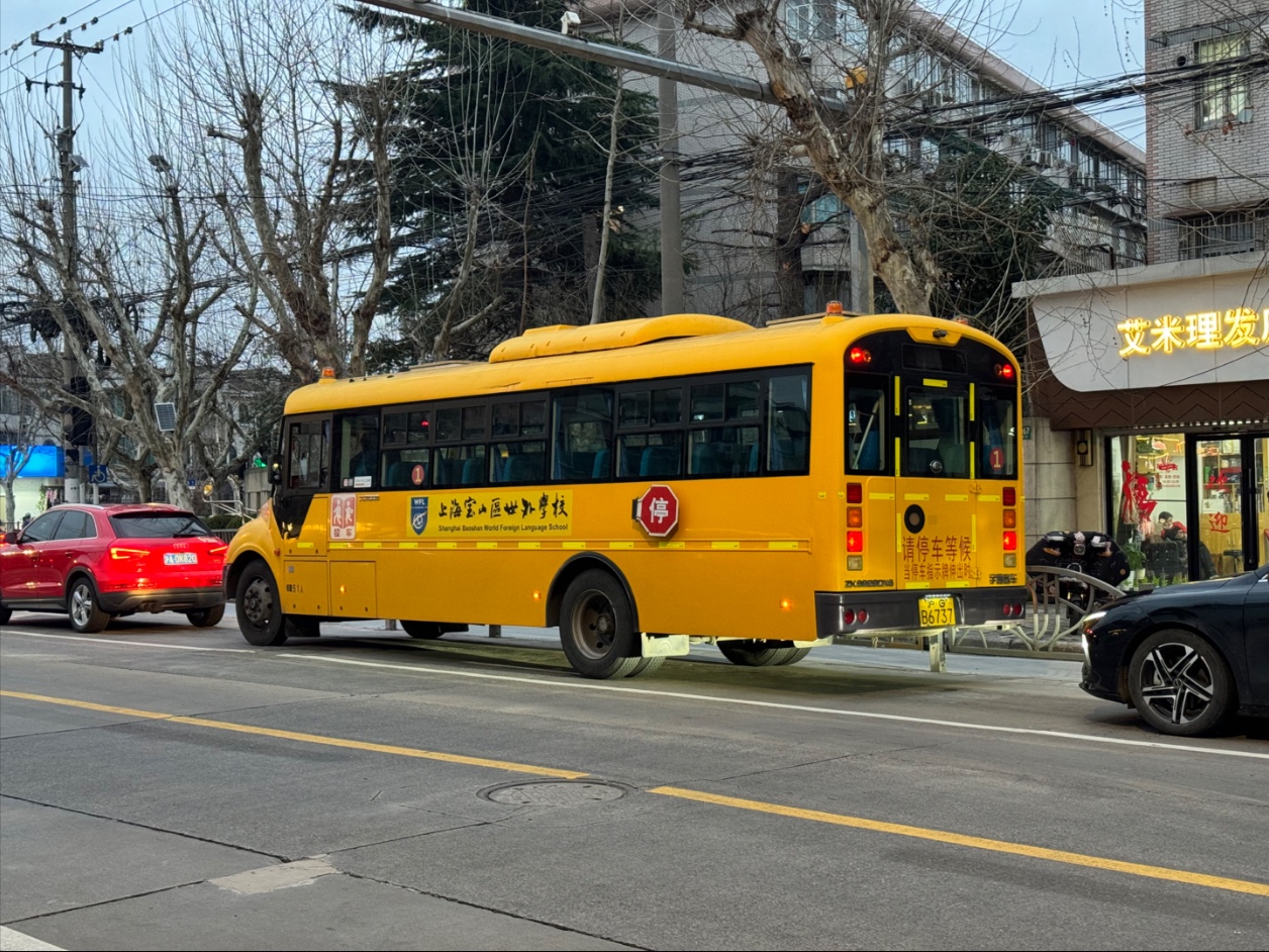 上海宝山区世外学校宇通"大鼻子"校车