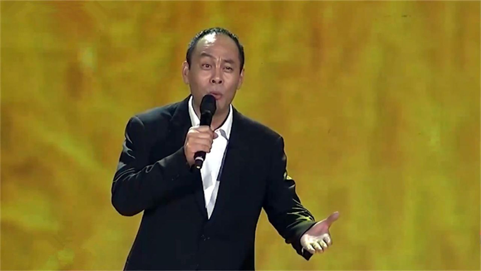 都知道张光北唱歌好听，现场随便唱了首《天边》，女同学纷纷拍照