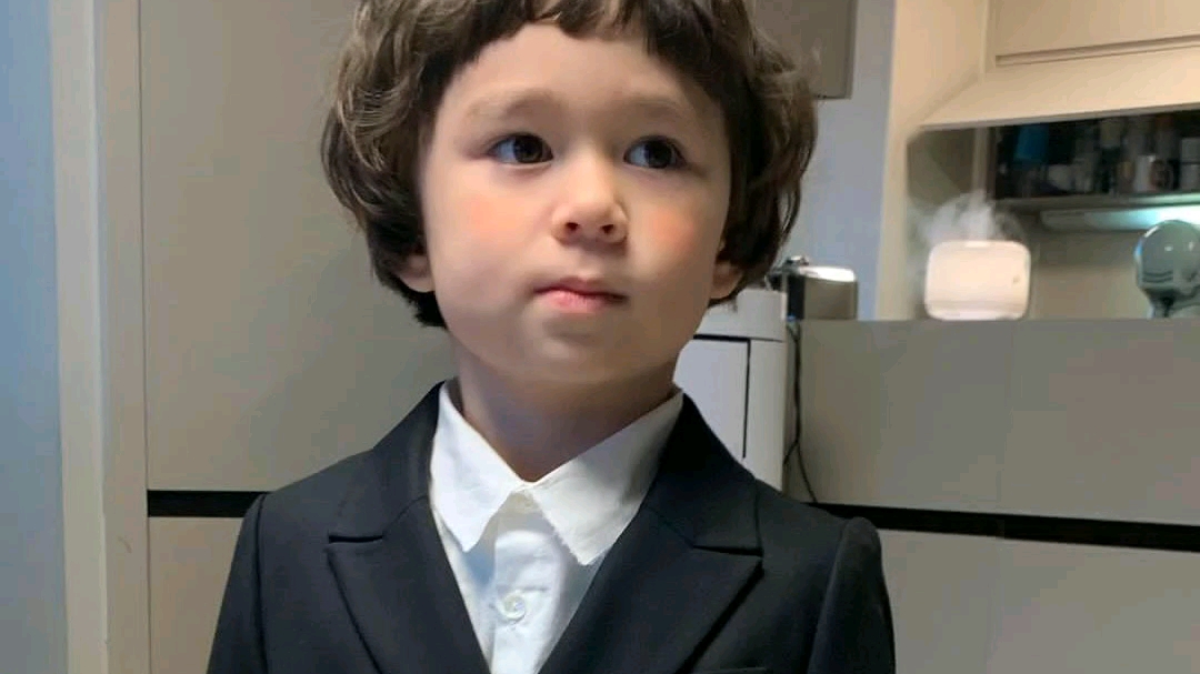 【sam ins更新】威廉终于换发型啦,哈哈哈哈,可爱