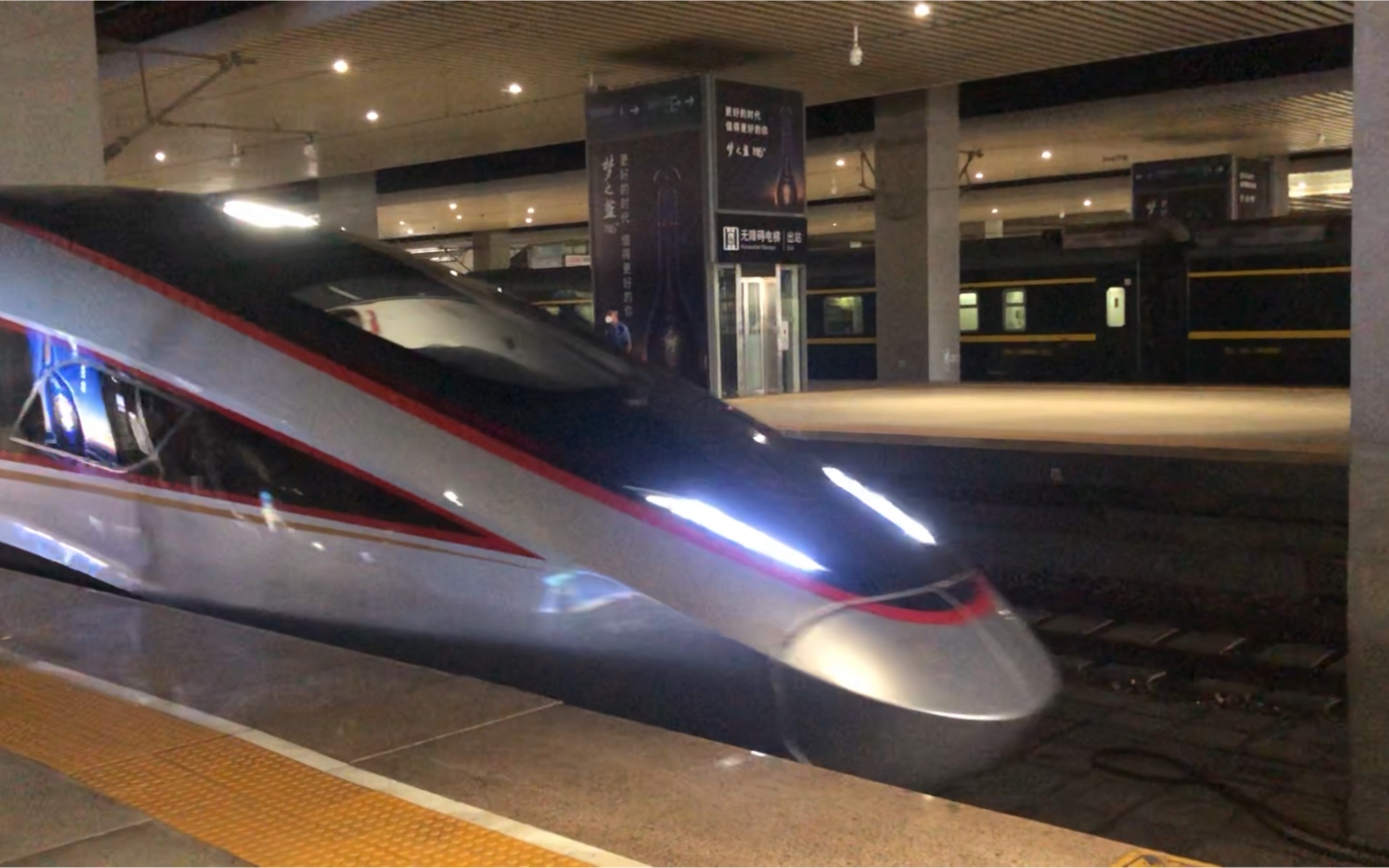 京港大标杆g80次石家庄站进站