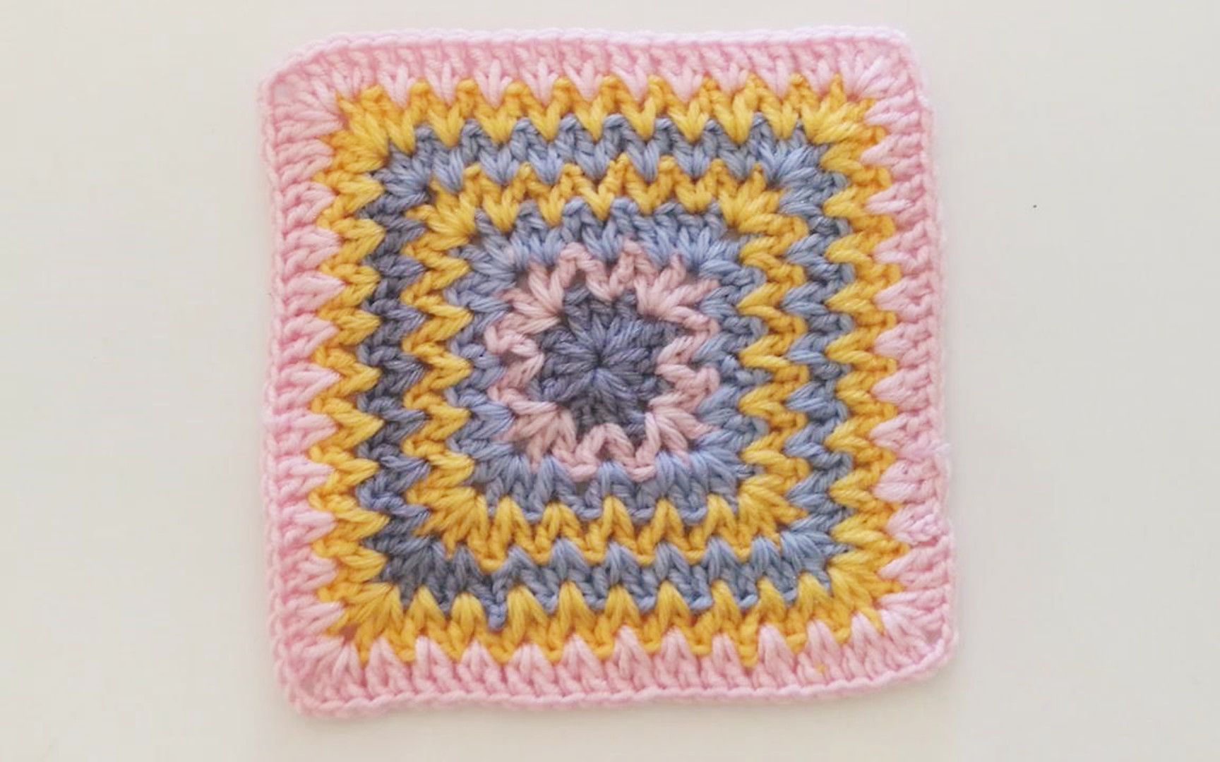 「钩针编织」彩色的回形隔热垫!