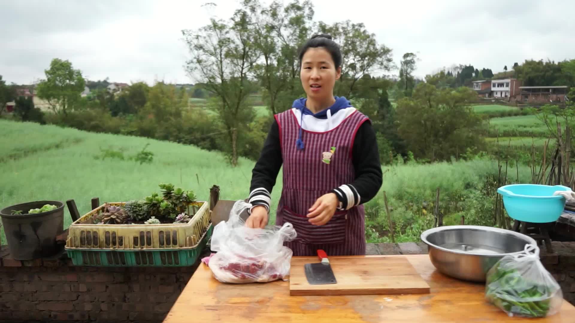 [图]翠花户外厨房再次开张，今天来模仿三嬢美食：青椒肉丝，一切流程完全按照婆婆的做法来准备，结果一上桌两个小孩都不爱吃，究其原因尽然是一碗土豆惹的祸