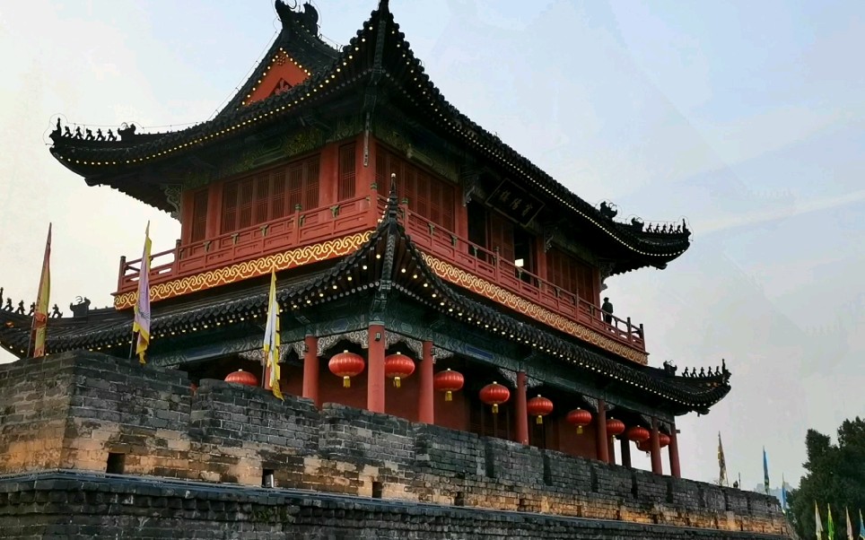 荆州古城吧,站在城楼上看看城墙的宏伟和雄壮,感受一下楚文化的历史